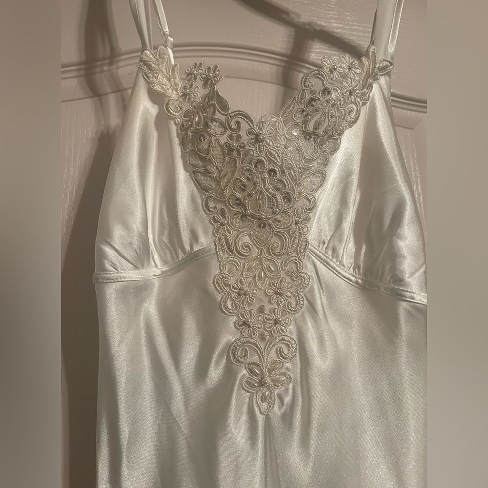 White wedding lingerie and robe - Picture 6 of 11